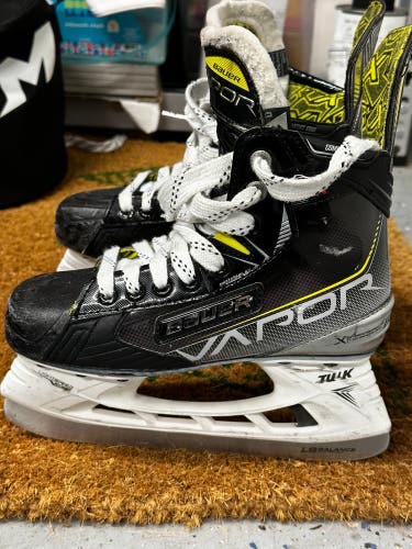 Used Junior Bauer Regular Width Size 3 Vapor 3X Hockey Skates