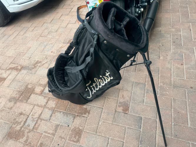 Titleist Golf Stand Bag  with 4 club dividers and shoulder strap