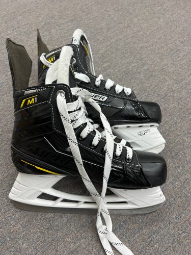 Used Intermediate Bauer Regular Width Size 4.5 Supreme M1 Hockey Skates