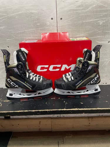 New Intermediate CCM Regular Width Size 4 AS-V Hockey Skates