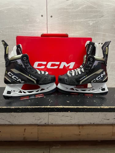 New Intermediate CCM Regular Width Size 5 AS-V Hockey Skates