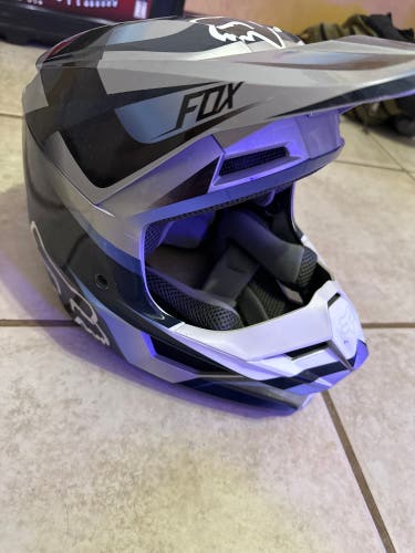 Fox racing v1 racing motif helmet(USED LIKE NEW)