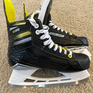 Intermediate New Bauer Supreme S35 Hockey Skates Regular Width Size 4
