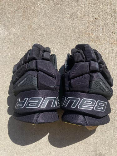 Black Used Junior Bauer Supreme 3s Gloves 10"