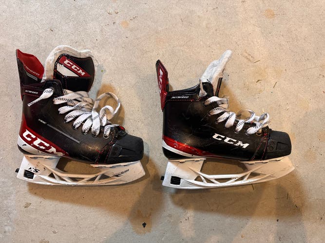 Used Junior CCM Regular Width   Size 2 JetSpeed Vibe Hockey Skates