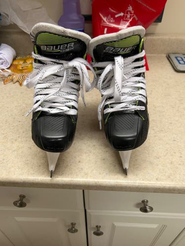 Used Junior Bauer Regular Width Size 3 GSX Hockey Goalie Skates