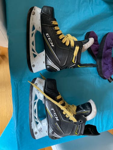 Used Junior CCM Regular Width Size 2.5 Tacks Classic Pro Hockey Skates