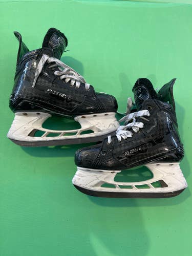 Used Intermediate Bauer Supreme Mach Hockey Skates Regular Width Size 4