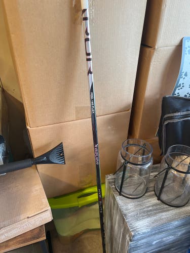 New Intermediate Bauer Right Handed P28 Vapor Hyperlite 2 Hockey Stick