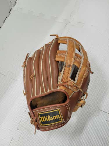 Used Wilson A2611 9 1 2" Fielders Gloves