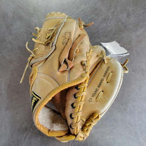 Used Wilson A2275 11" Fielders Gloves