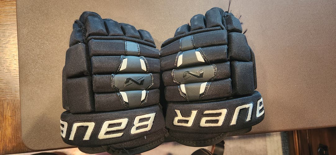 Used Bauer Nexus N2900 Gloves 10"