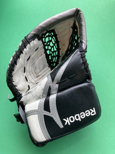 White Used Youth Reebok YT 3000 Full Right Goalie Catch Glove (Glove Only)
