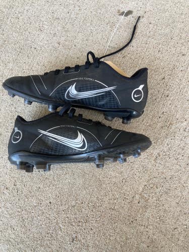 Black Used Youth Size 1.0 Nike Cleats Soccer Cleats