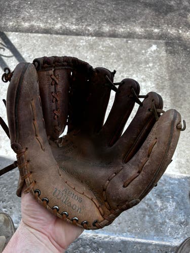 Wilson Right Hand Throw A2105 Jim "Catfish" Hunter Autograph Model Baseball Glove 11"