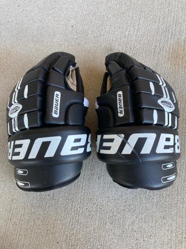 Black Used Senior Bauer Impact 500 Gloves 15"
