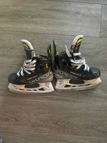 Used Junior Bauer Regular Width Size 1 Vapor Hockey Skates
