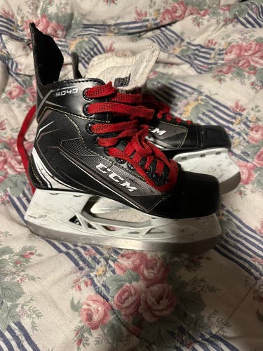 Used Youth CCM Size 4 Tacks 9040 Hockey Skates