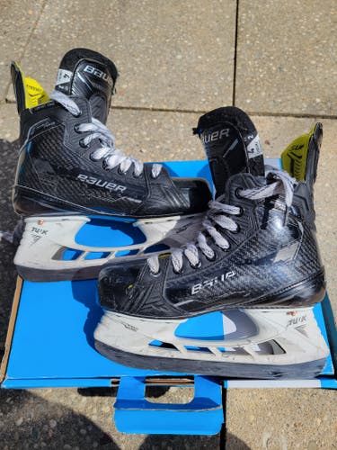 Used Intermediate Bauer Supreme Ignite Pro+ Hockey Skates Regular Width Size 4