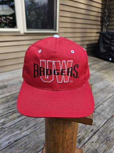 Vintage University Of Wisconsin Badgers NCAA Sports Hat Cap Vtg Red Snapback