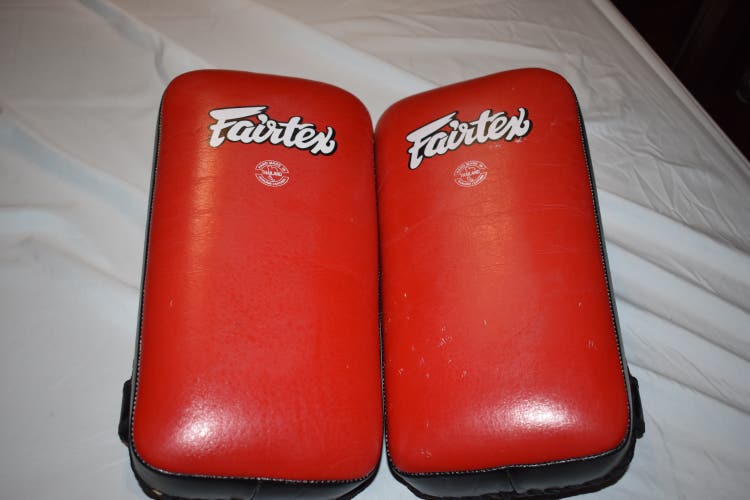 Fairtex Pro Level Boxing/MMA/Muay Thai Striking Pad Set (2 pads), Red/Black - Top Condition!