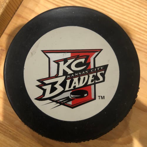 Kansas City Blades puck (IHL)