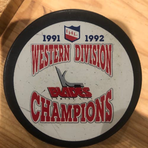 Kansas City Blades puck (IHL)