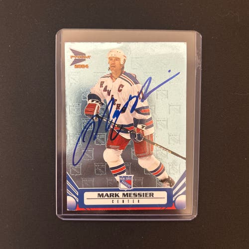 Signed Mark Messier Hockey Card