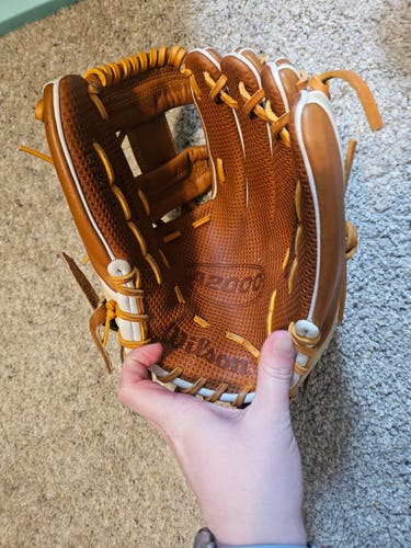 New 2022 Wilson Infield Baseball Glove 11.75"