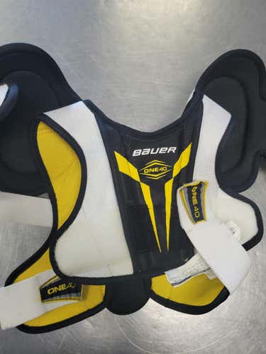 Used Bauer One40 Md Hockey Shoulder Pads