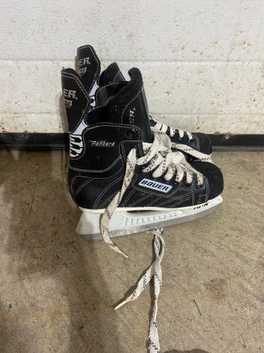 Used Junior Bauer Regular Width  Size 2 Pantera Hockey Skates
