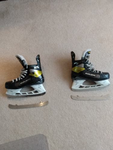 Used Intermediate Bauer Supreme 3S Hockey Skates Regular Width 6.5 Fit 1 with Spare Blades