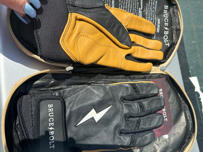 Bruce Bolt short cuff batting gloves