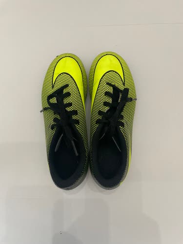 Nike Bravata Junior Soccer Cleats size 1