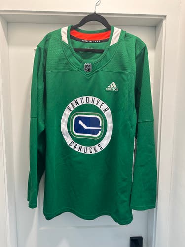 Vancouver Canucks Green Used Size 56 Men's Adidas Jersey + Reebok XL socks