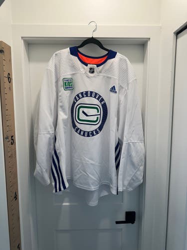 Vancouver Canucks White Used Size 58 Men's Adidas Jersey with Adidas XL prostock socks