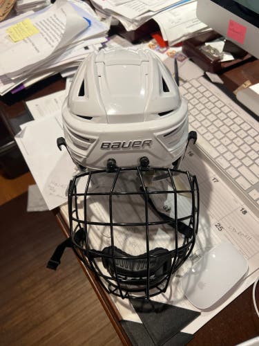 New Medium Bauer Pro Stock Re-Akt 150 Helmet