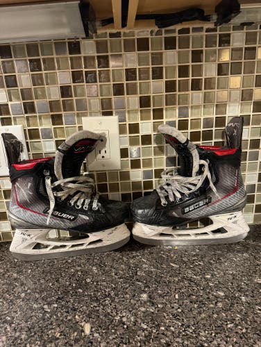 Used Intermediate Bauer Regular Width Size 4 Vapor X Shift Pro Hockey Skates