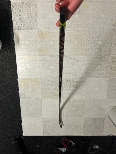 New Senior Bauer Right Handed P28  Vapor Hyperlite 2 Hockey Stick 70Flex