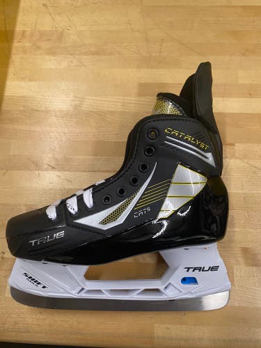 Like New Senior True Regular Width Catalyst 5 Hockey Skates Size 7.5