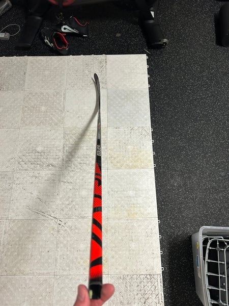 Used Intermediate Bauer Right Handed P28 Pro Stock Vapor Hyperlite Hockey Stick
