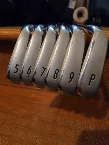 Used Men's TaylorMade GLOIRE  Forged Right Handed Iron Set Steel Shaft