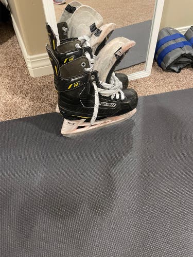 Used Junior Bauer Regular Width  Size 1 Supreme M1 Hockey Skates