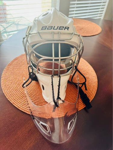 Bauer Goalie 940 helmet w/throat protector & helmet case