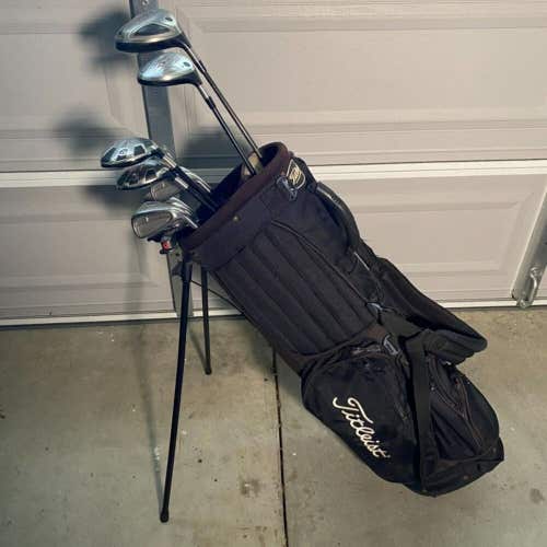 Titleist Mens Right Handed Golf Club Complete Set With Titleist Stand Bag