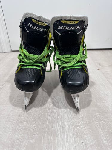 Used Junior Bauer Regular Width Size 2 Supreme 3S Hockey Goalie Skates