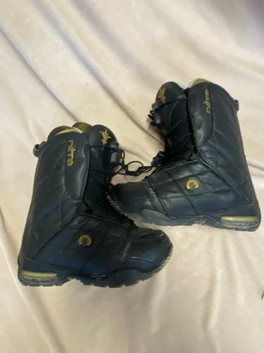 Used Women's 9.0 Nitro Valkyrie Snowboard Boots All Mountain