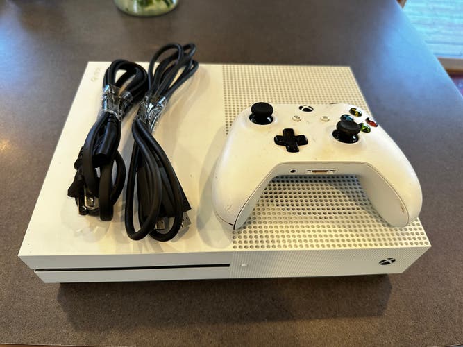 Xbox One S 500GB White Console + Controller - Great Condition!