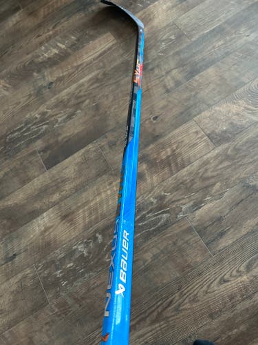 New 50 Flex Bauer Right Handed P28 Nexus Sync Hockey Stick