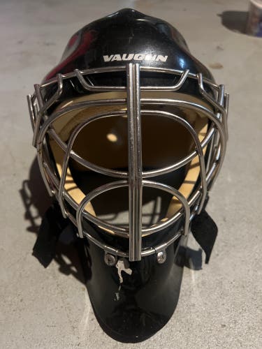 Used Senior Vaughn  Vm8800 Goalie Mask